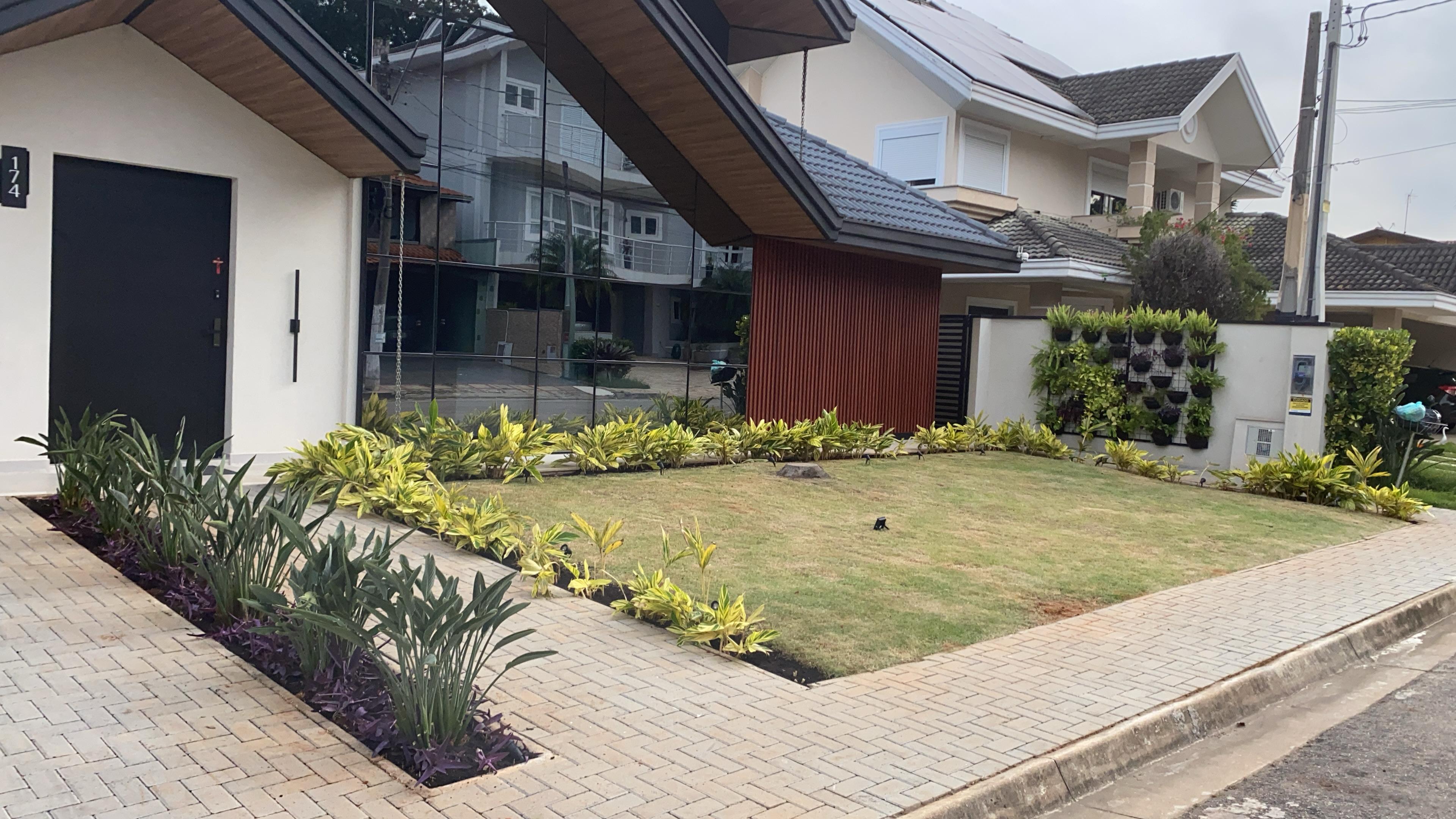 Fachada com gramado e canteiro linear